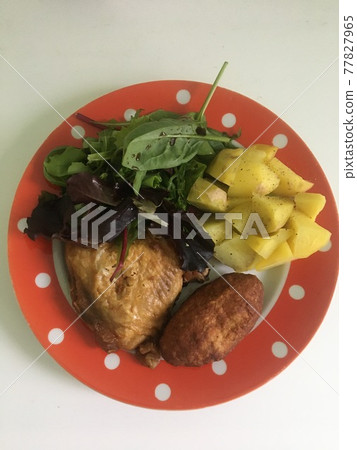 雞肉、沙拉和土豆午餐盤 77827965