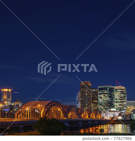 從淀川河床看大阪站周圍的摩天大樓 Cityscape Night view 77827966