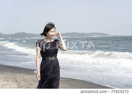 吹著海風在海邊散步的年輕女子(神奈川縣鎌倉市七日濱) 吹著海風在海邊散步的年輕女子(神奈川縣鎌倉市七日濱) 77828272
