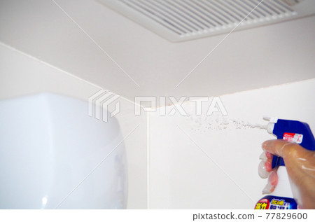 A state at the moment when the mold remover is sprayed toward the corner of the ceiling of the bathroom and the foamy liquid is ejected from the injection port of the container. A state at the moment when the mold remover is sprayed toward the corner of the ceiling of the bathroom and the foamy liquid is ejected from the injection port of the container. 77829600