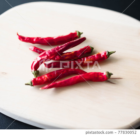 Chili pepper, a seasoning that can be used in any dish, can be used as a spice or spice to enhance cooking. 77830052
