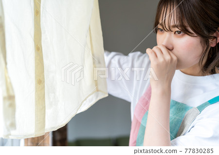 聞到在室內晾乾的襯衫的女人 77830285