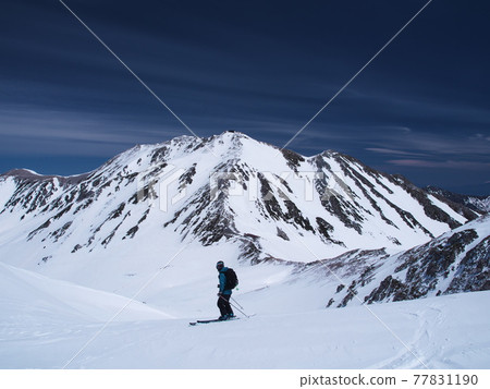 春季滑雪者立山黑部阿爾卑斯山脈路線，從淨土山和龍王山滑雪的山地滑雪者 77831190