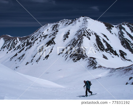 春季滑雪者立山黑部阿爾卑斯山路線登山滑雪者攀登淨土山和龍王山 77831192