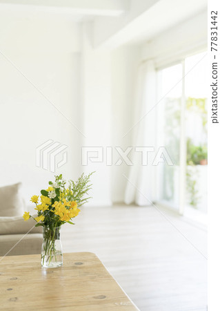 Vase placed on the table Life with flowers Vase placed on the table Life with flowers 77831442