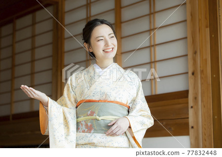 Kimono woman Japanese house 77832448