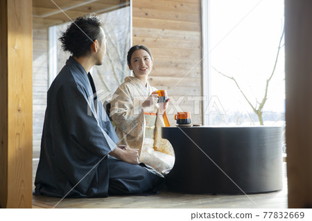 Kimono couple drinking coffee 77832669