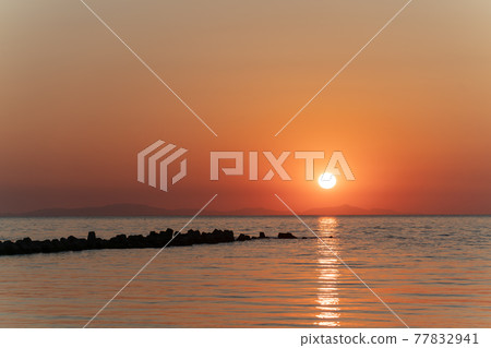 宮城縣尤里上漁港的朝日 77832941