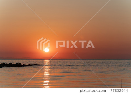 宮城縣尤里上漁港的朝日 77832944