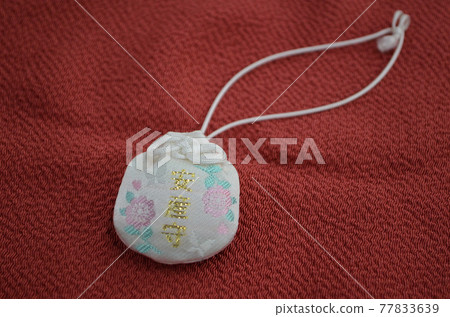 An amulet for safe delivery 77833639
