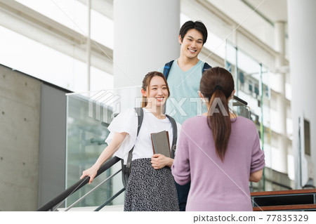 大學生進行有趣的交談 大學生進行有趣的交談 77835329