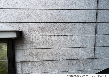 Mold on the outer wall of an old house is ugly, so repair the outer wall Mold on the outer wall of an old house is ugly, so repair the outer wall 77835731