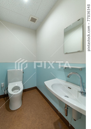 Men's public toilet 77836348