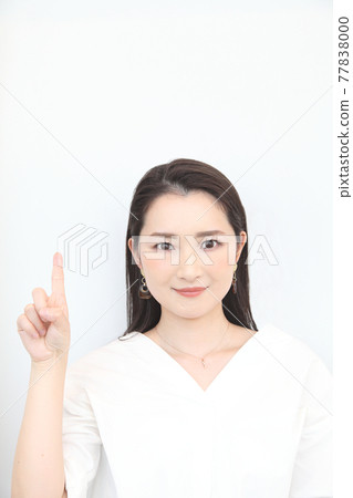 指向姿勢的美麗的少婦 指向姿勢的美麗的少婦 77838000