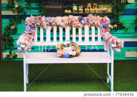 被鮮花包圍的椅子 77838436