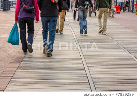 Holiday people's footsteps Holiday people's footsteps 77839289