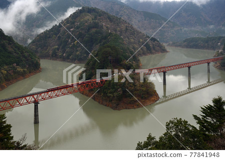 Travel along the Oigawa Railway Line Okuoikojo Station in Spring 77841948