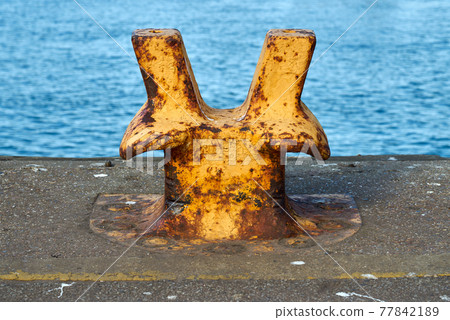 A straight on view of a twin horn mooring bollard 77842189