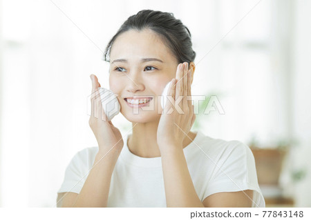 一個年輕女子潔面 77843148