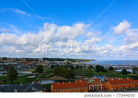 The site of Kronborg Castle, a World Heritage Site in Denmark, and the cityscape outside it 77844050