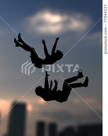 下落的年輕人在西裝,一個女人和男人的剪影,城市在黃昏,CG 插圖垂直 下落的年輕人在西裝,一個女人和男人的剪影,城市在黃昏,CG 插圖垂直 77844337