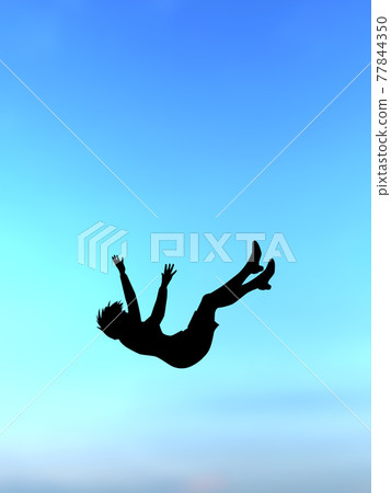 下落的年輕男子西裝，一個女人的剪影，空中 CG 插圖，垂直 77844350