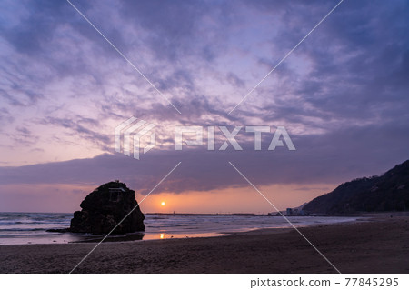 島根縣出雲市稻佐海灘的日落 77845295