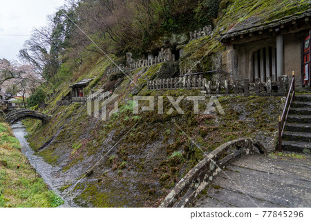 島根縣織田市，雨中羅漢寺的圓石橋 77845296