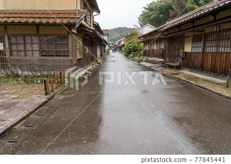 島根縣織田市,下雨的石見銀山銀山大森的街道 島根縣織田市,下雨的石見銀山銀山大森的街道 77845441