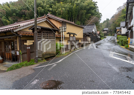 島根縣織田市,下雨的石見銀山銀山大森的街道 島根縣織田市,下雨的石見銀山銀山大森的街道 77845442