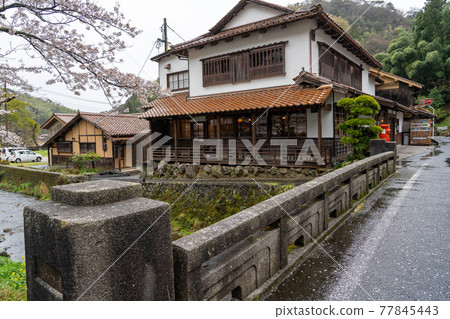 島根縣織田市，下雨的石見銀山銀山大森的街道 77845443