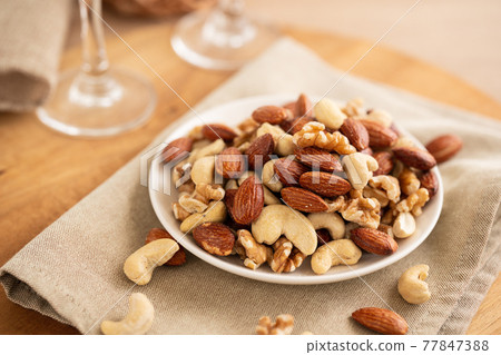 Mixed nuts 77847388