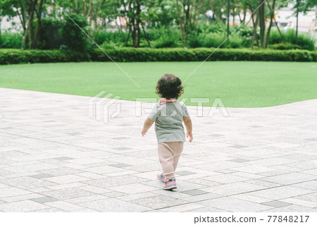 The back of a child 77848217