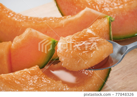 鮮美可口的紅肉瓜盤 77848326