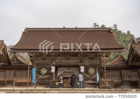 Izumo City, Shimane Prefecture People who worship at the Yasushimon, which is the closest to the deity 77850020