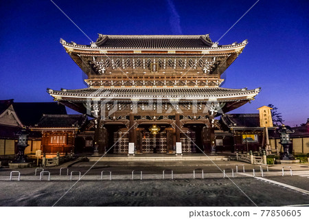 Higashi Honganji Mikagedo Gate Night View 77850605