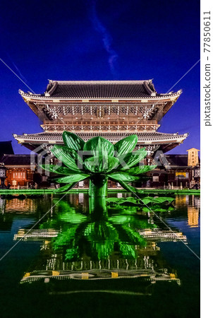 Night view of Higashi Honganji Mikagedo Gate seen through the fountain of Hass 77850611