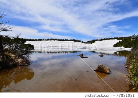 The blue sky that moves to the surface of Hachimantai Gamanuma, which has reached the thaw 77851051