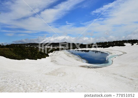 The blue sky that moves to the surface of Hachimantai Gamanuma, which has reached the thaw 77851052