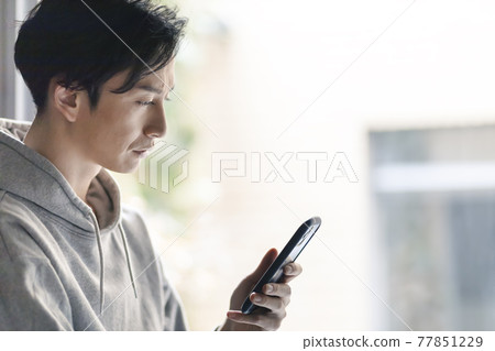 一個操作智能手機的人 一個操作智能手機的人 77851229