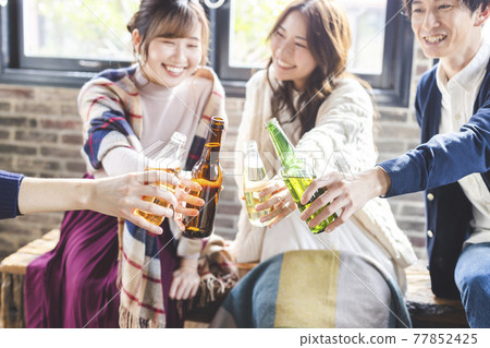 年輕人開家庭聚會 77852425