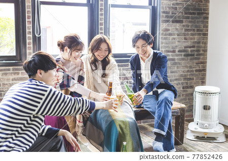 年輕人開家庭聚會 77852426