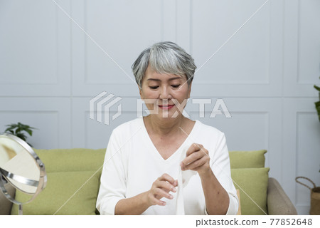 銀髮族的護膚及臉部保養 銀髮族的護膚及臉部保養 77852648