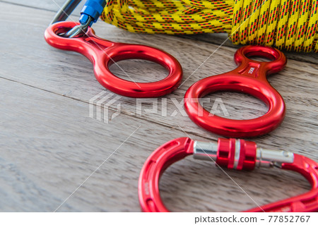 攀岩裝備八罐繩木紋背景素材 77852767