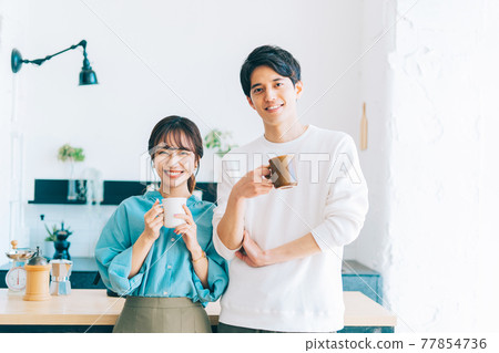 年輕夫婦與咖啡杯 77854736