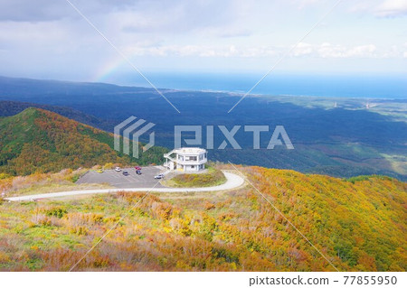青森縣陸奧市，鐮刀山天文台在彩虹和秋天的色彩中，俯瞰津輕海峽 77855950