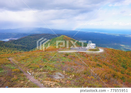 青森縣陸奧市，在彩虹和秋色下的鐮刀山天文台，俯瞰著牛山湖和津輕海峽 77855951