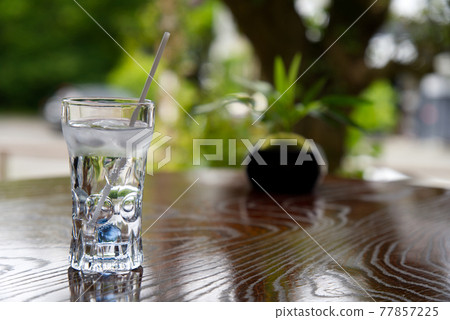 碳酸果汁和盆景倒入玻璃杯 77857225