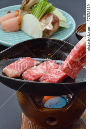陶瓷盤子上的烤日本牛肉 陶瓷盤子上的烤日本牛肉 77858119