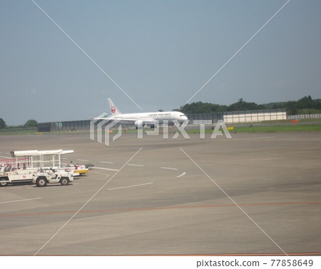 從飛機窗口看到起飛前的飛機 77858649